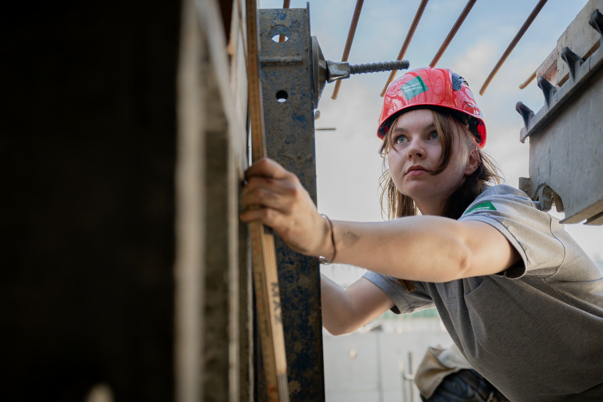 Angelina bei der Arbeit auf der Baustelle
