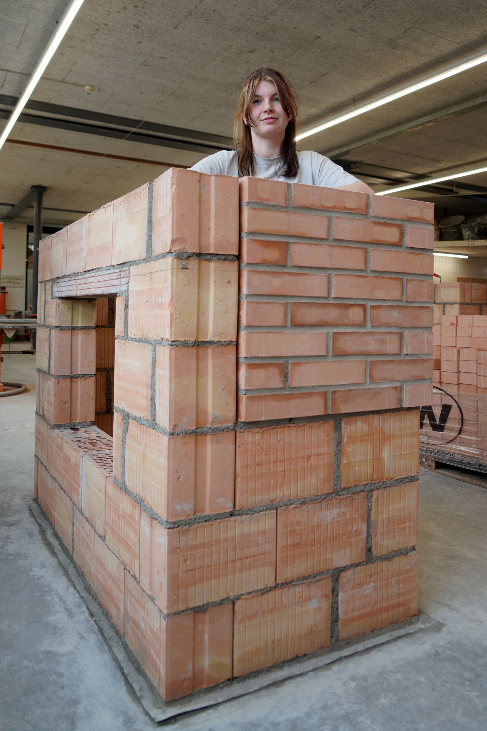 Angelina bei der praktischen Arbeit im Hochbau